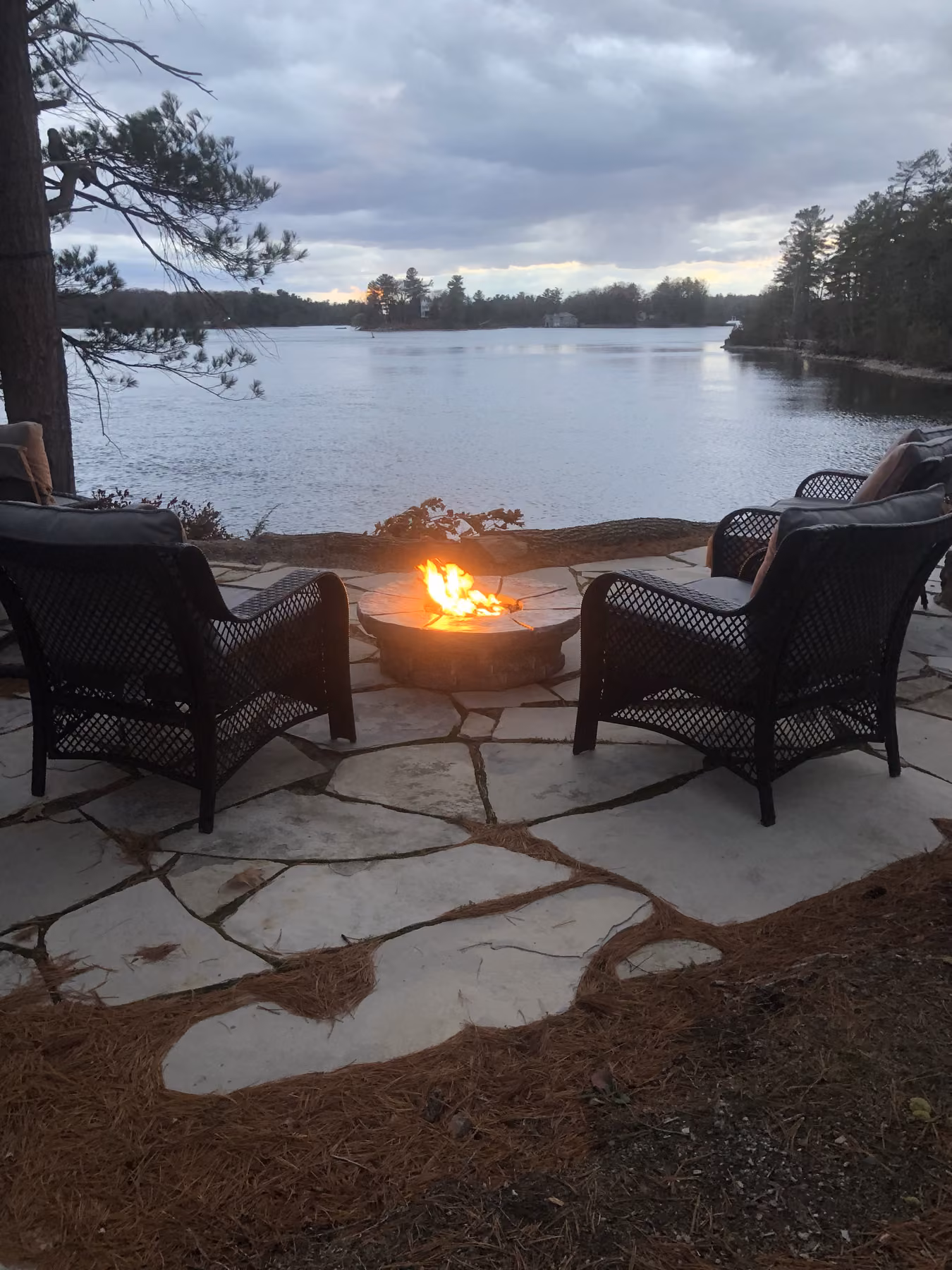 The outdoor gas fireplace lounge beside the river